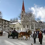 Seefeld Alpine Hideaway דירה